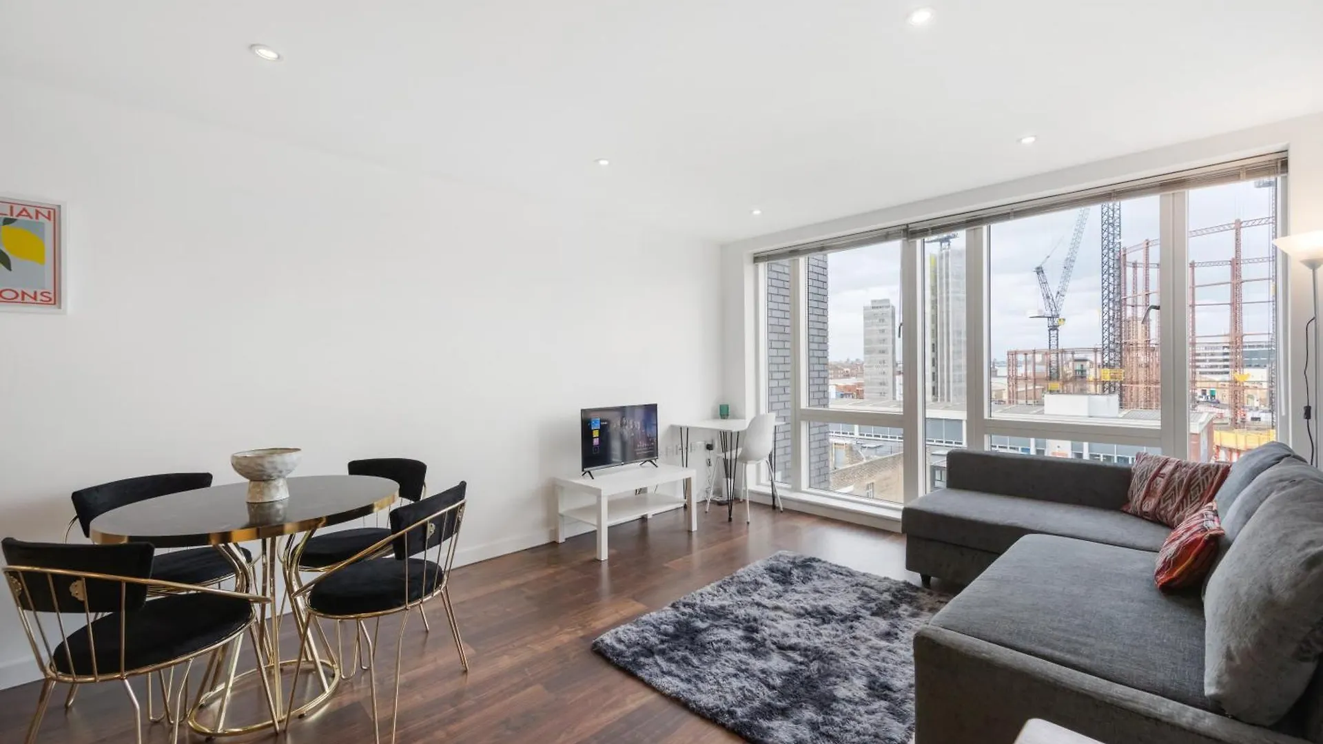 Lift & Free Parking, Modern 1 Bed Flat In Shoreditch Next To Train Station location
