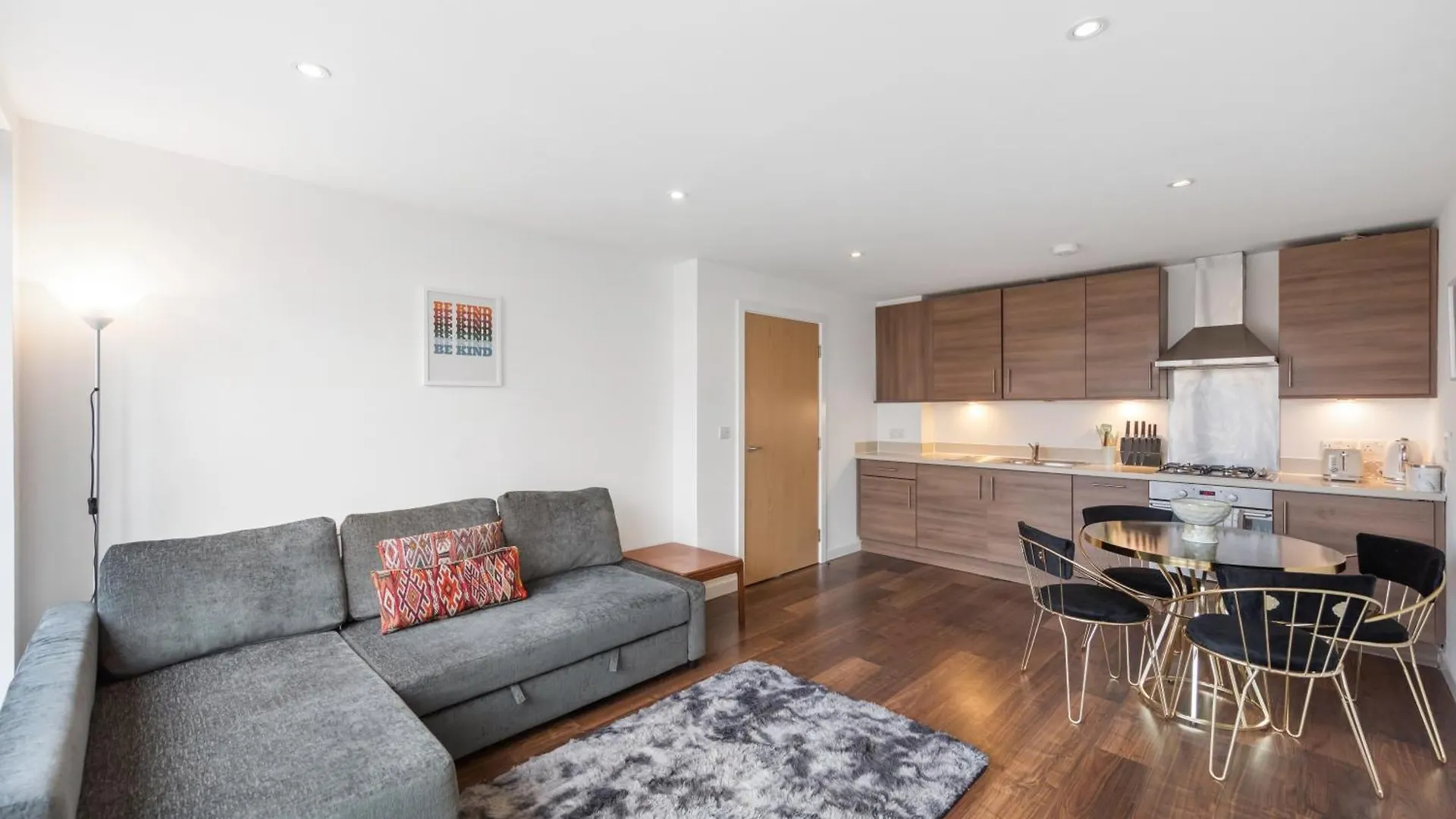 Modern Central Apartment With Lift And By Station London